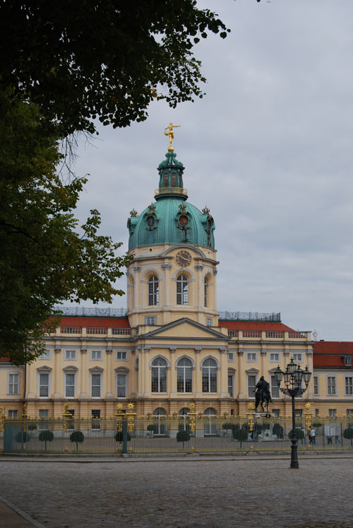 Vorhof des Schloes