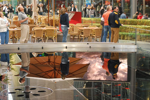 Menschen im Sony Center