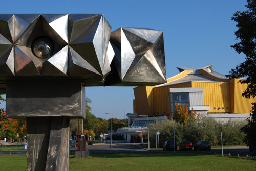 Skulpturen im Vordergrund der Philharmonie